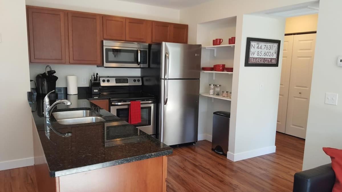 Modern And Pristine Condo -By The Gt Commons Traverse City Bagian luar foto